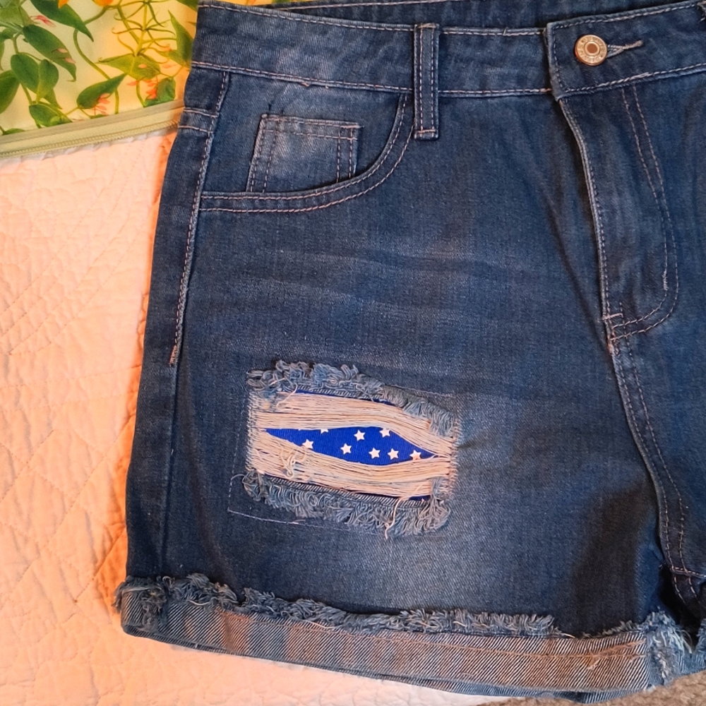 Just in time for the 4th of July. NWT American flag patch distressed denim short - Picture 7 of 8